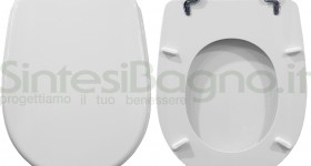 Copriwater > DEDICATO > Per vaso CESAME > Modello ARETUSA > Colore BIANCO > Sedile wc in legno lavorato rivestito in resina di poliestere > Cerniere ottone cromato