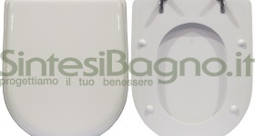 Copriwater > DEDICATO > Per vaso DOLOMITE > Modello QUADRARCO > Colore BIANCO > Sedile wc in legno lavorato rivestito in resina di poliestere > Cerniere ottone cromato