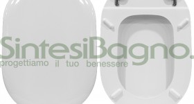 Copriwater > DEDICATO > CESAME > Modello SINTESI > Colore BIANCO > Sedile porcellanato (legno+resina). Verniciatura a multistrati > Cerniere ottone cromato