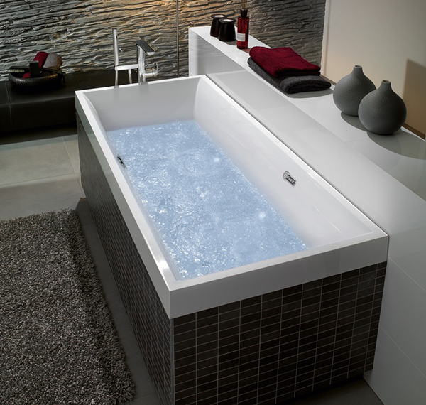 Un sistema whirlpool nella vasca da bagno offre nuove opportunità di relax nel bagno di casa