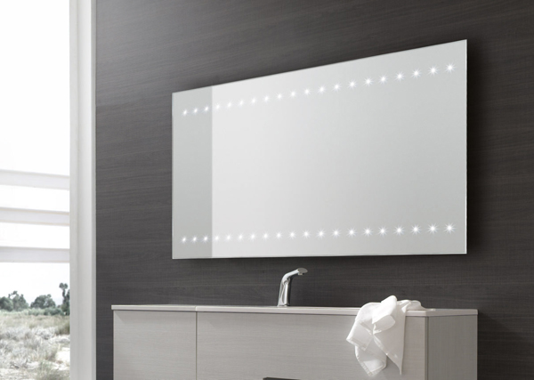 Si vanno sempre più affermando per l'arredamento della sala da bagno le specchiere illuminate da luci LED.