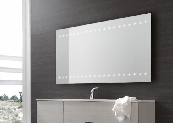 Si vanno sempre più affermando per l'arredamento della sala da bagno le specchiere illuminate da luci LED. 