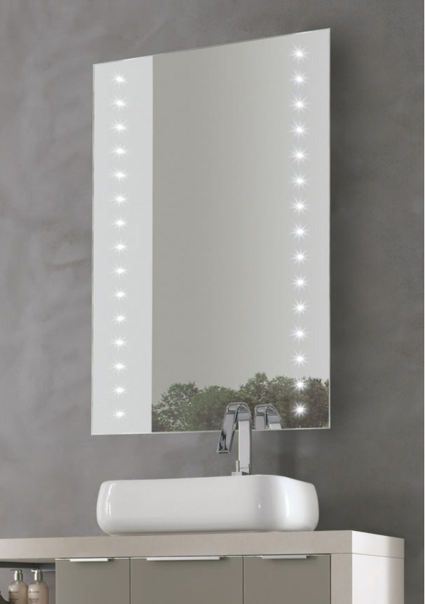 Si vanno sempre più affermando per l'arredamento della sala da bagno le specchiere illuminate da luci LED. 